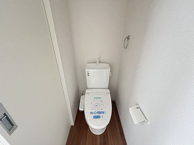 【トイレ】トイレは各階にご用意。ウォシュレット機能付き