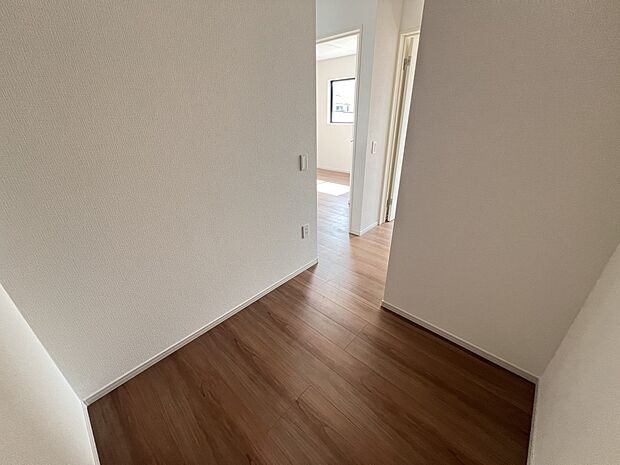 【その他内観】2階ホールには納戸としても使えるフリースペースをご用意