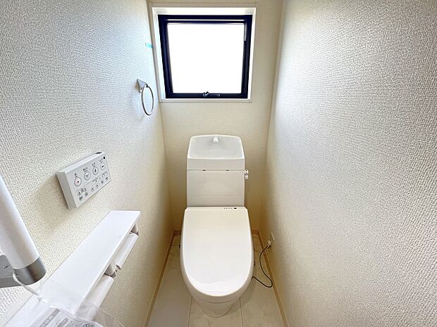 【同仕様写真(その他内観)】トイレは各階にご用意。ウォシュレット機能付き(同仕様)
