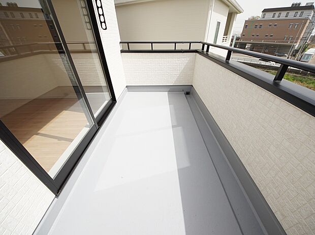 【同仕様写真(その他内観)】南東向きのバルコニーは陽当たり良好です(2号棟同仕様)