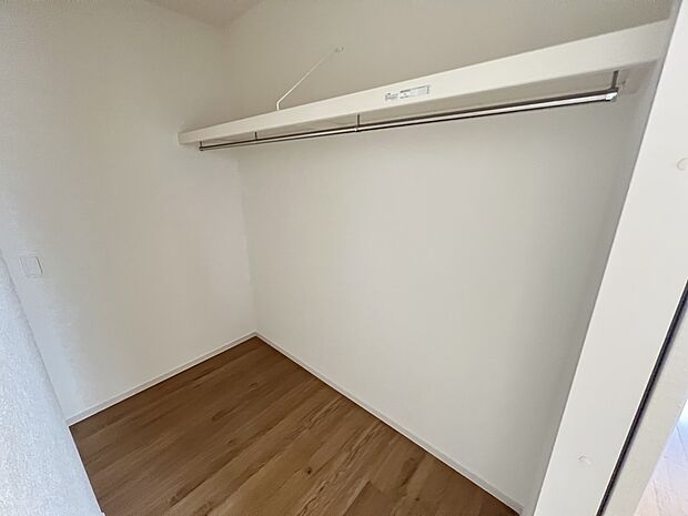 【収納】リビング、廊下から出入り可能のファミリークローク