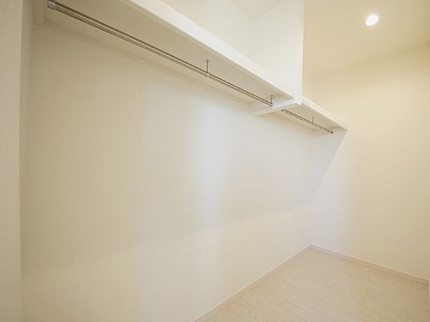 【同仕様写真(その他内観)】ハンガーパイプ付きのウォークインクローゼット(同仕様)