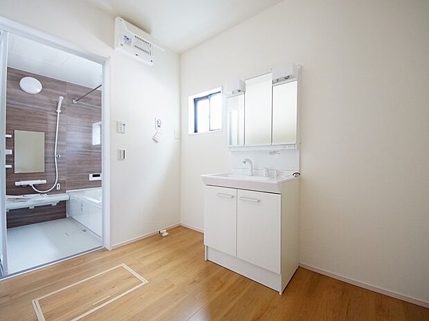 【同仕様写真(その他内観)】三面鏡仕様の洗面化粧台　脱衣所は広めの設計です(同仕様)