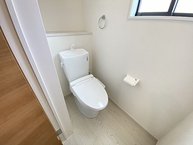 【その他内観】トイレは各階にご用意。ウォシュレット機能付き（4号棟同仕様）