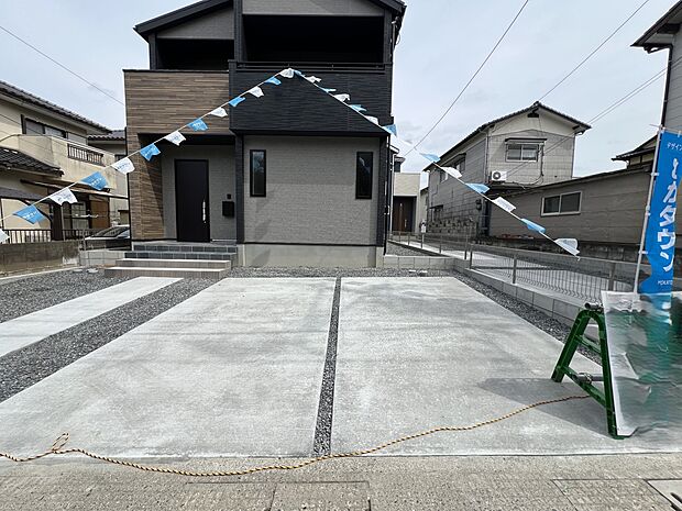 【現地外観写真】お車は3台並列で駐車可能です(1号棟)