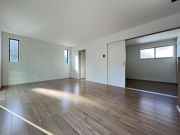 【リビング】家族団らんにピッタリの明るいリビング 是非現地でご体感ください(1号棟)