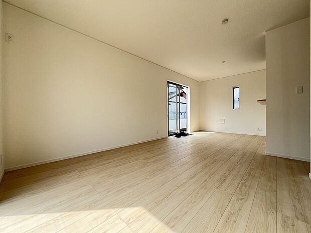 【リビング】家族団らんにピッタリの明るく開放的なリビング　是非現地でご体感ください（1号棟）