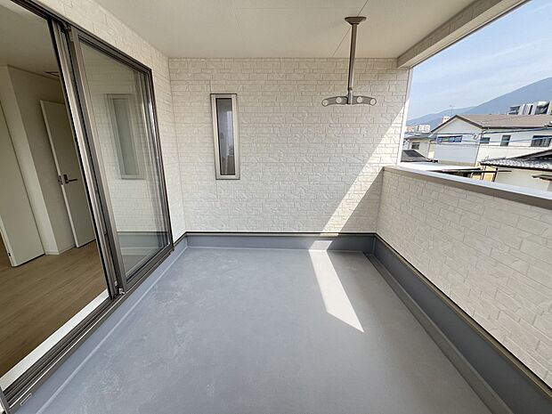 【バルコニー】南向きの陽当たり良好なバルコニー（1号棟）