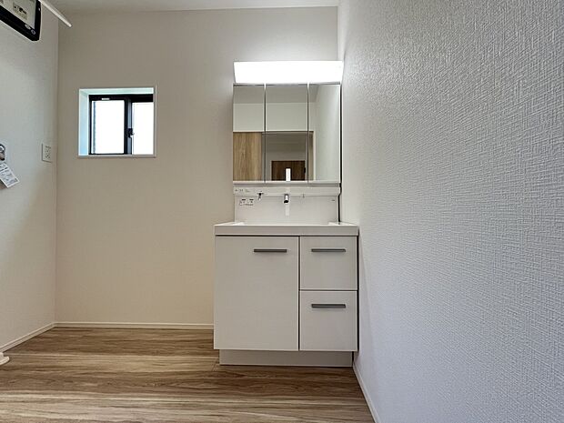 【同仕様写真(その他内観)】三面鏡仕様の洗面化粧台(1号棟同仕様)