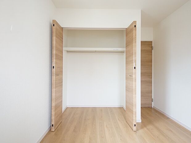 【同仕様写真(その他内観)】クローゼット収納(1号棟同仕様)