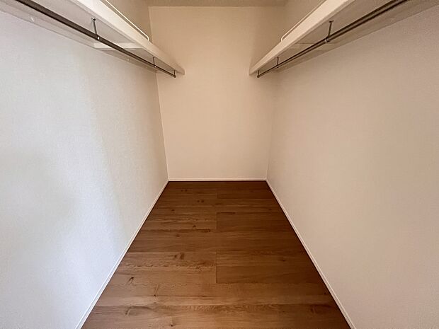 【同仕様写真(その他内観)】ハンガーパイプ付きのウォークインクローゼット(1号棟同仕様)