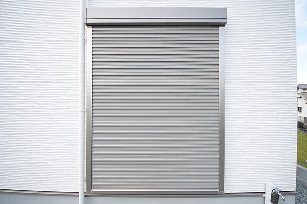 【防犯設備】外観を損なわないシンプルなデザインのシャッター。防犯や台風対策に効果的です(同仕様)