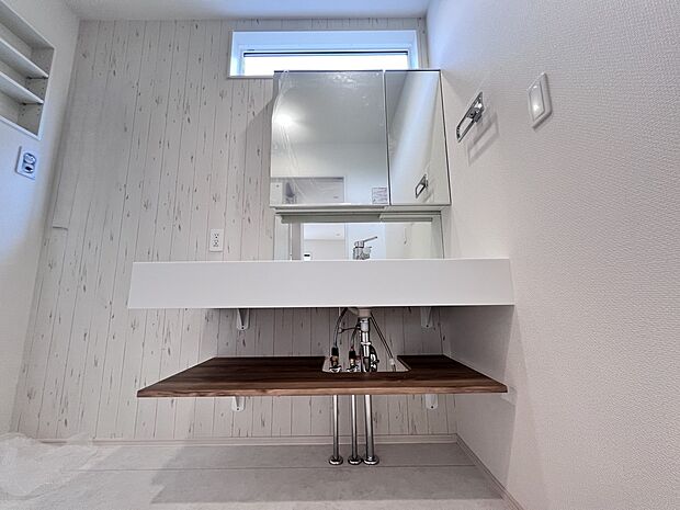 【同仕様写真(その他内観)】お洒落なオープンサニタリー付きの洗面所(同仕様)