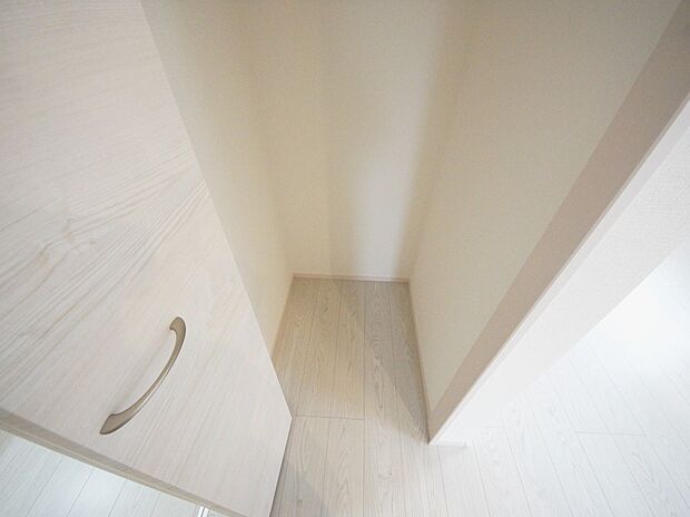 【同仕様写真(その他内観)】便利なリビング収納(同仕様)