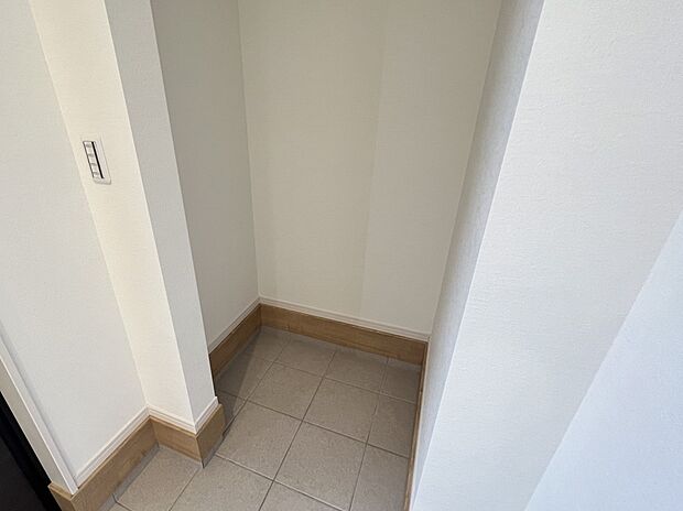 【同仕様写真(その他内観)】玄関 土間スペース(同仕様)