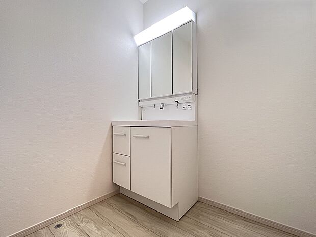 【その他内観】三面鏡仕様の洗面化粧台(同仕様)