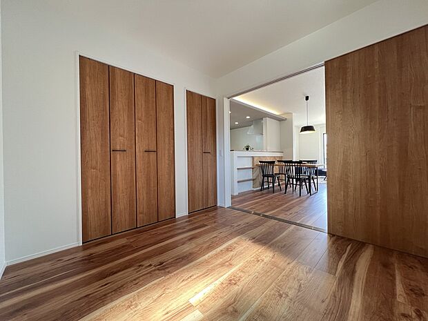 【洋室】リビング続き間の洋室4.5帖(4号棟)