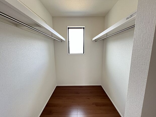 【ウォークインクローゼット】小窓付きのウォークインクローゼット(4号棟)