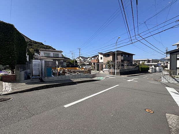 【前面道路含む現地写真】前面道路:南東側7.3m公道