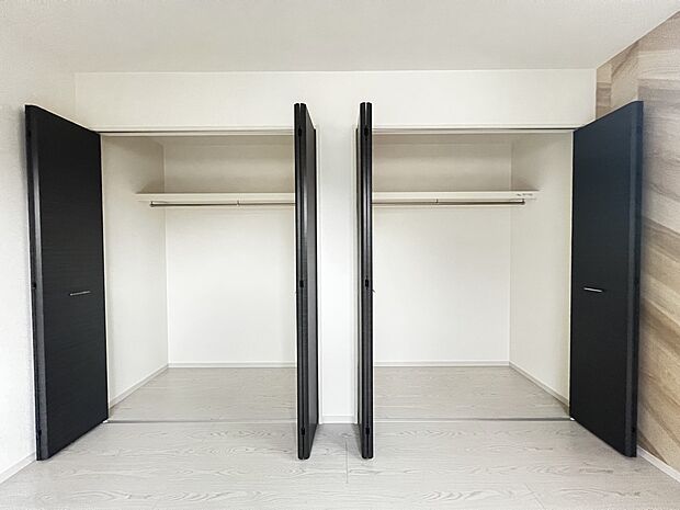 【同仕様写真(その他内観)】全居室収納完備(2号棟同仕様)