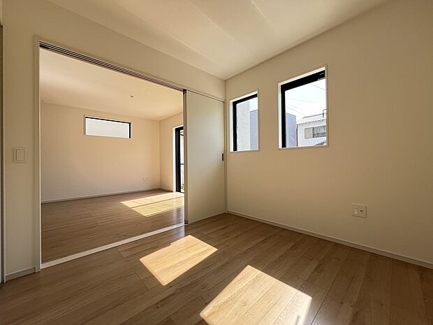 【洋室】リビング続き間の洋室4.5帖　お子様のお昼寝スペースとしても重宝します