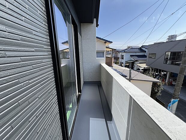 【バルコニー】6帖の洋室から出入り可能なバルコニー　南西向きで陽当たり良好！