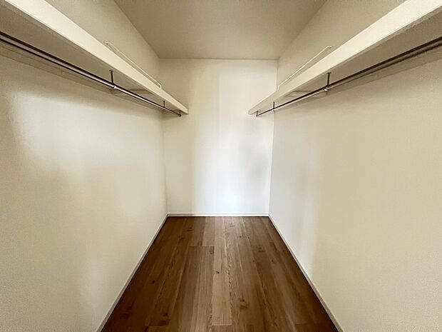 【ウォークインクローゼット】ハンガーパイプ付きのウォークインクローゼット