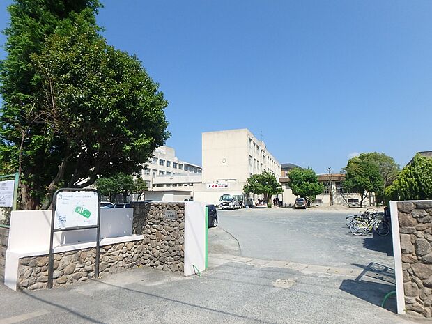 福岡市立三宅中学校（約2,300m・徒歩29分）