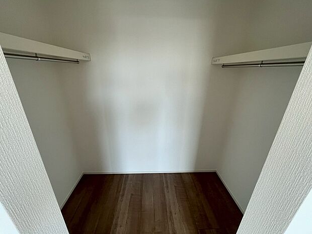 【ウォークインクローゼット】ハンガーパイプ付きのウォークインクローゼット(C号棟)