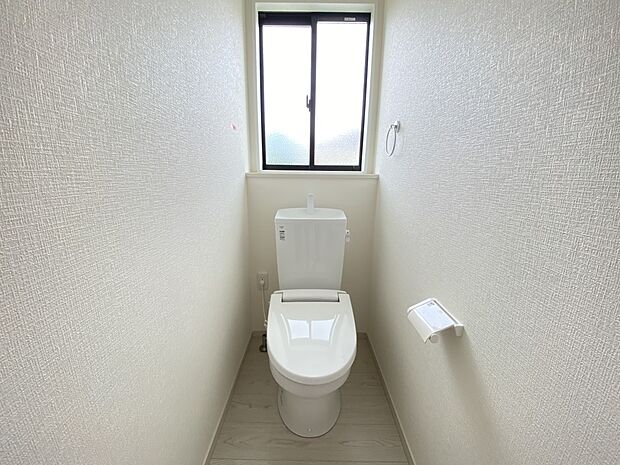 【同仕様写真(その他内観)】トイレは各階にご用意。ウォシュレット機能付き(同仕様)