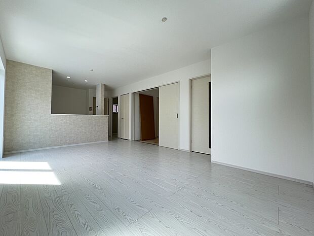 【リビング】LDK16.3帖 続き間の和室付き 南東向きの明るい空間に仕上がりました