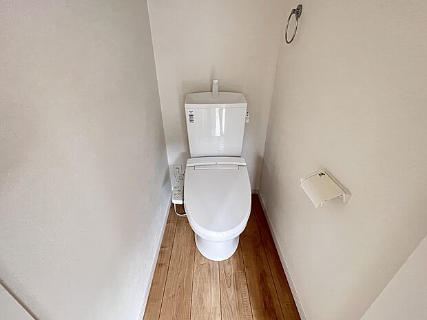 【同仕様写真(その他内観)】トイレは1、2階にご用意　ウォシュレット機能付き(1号棟同仕様)