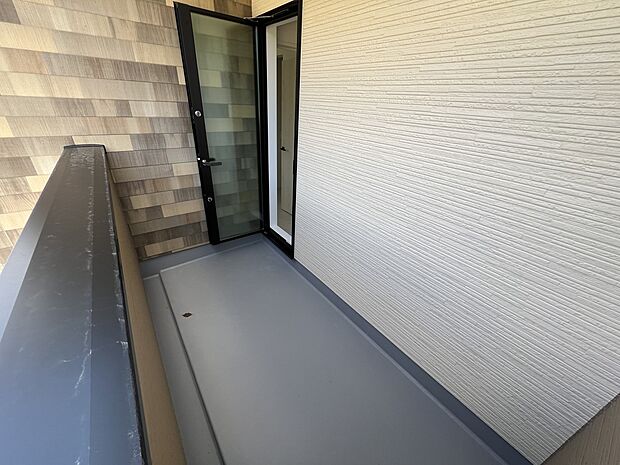 【バルコニー】2階ホールから出入り可能なバルコニー(1号棟)