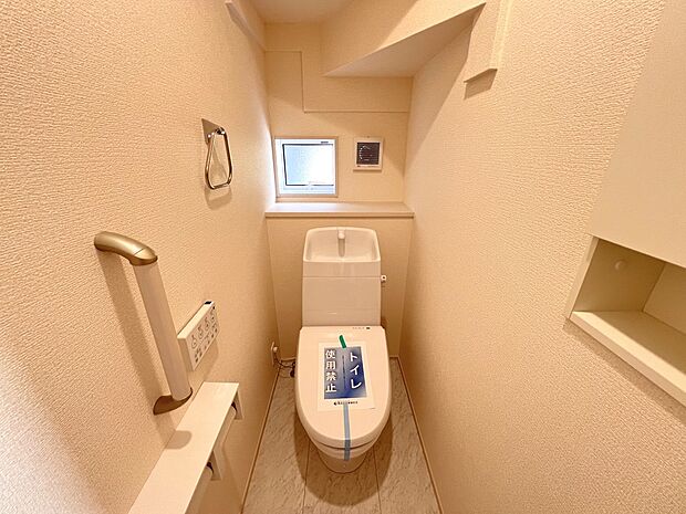 【その他内観】トイレは各階にご用意。ウォシュレット機能付き(1号棟同仕様)