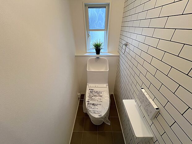 【同仕様写真(その他内観)】トイレは各階にご用意。ウォシュレット機能付き(1号地同仕様)