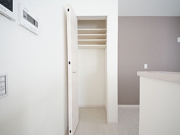 【同仕様写真(その他内観)】キッチン横　パントリー収納(同仕様)