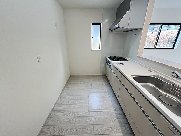 【同仕様写真(キッチン)】扱いやすいシステムキッチンで毎日のお料理もはかどります 食洗機・浄水器付き(同仕様)