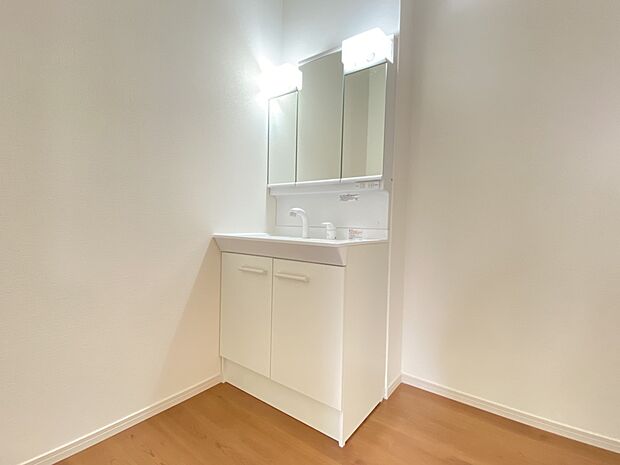 【同仕様写真(その他内観)】三面鏡仕様の洗面化粧台(同仕様)