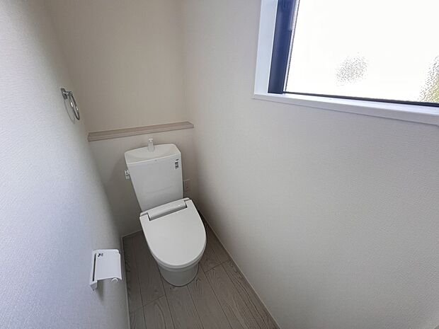 【同仕様写真(その他内観)】トイレは各階にご用意。ウォシュレット機能付き(1号棟同仕様)