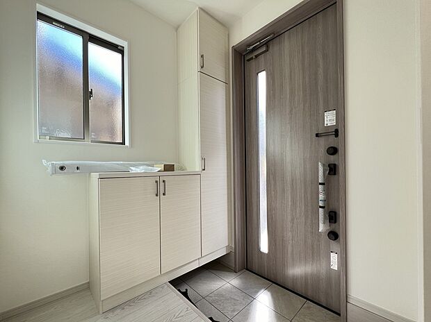 【同仕様写真(その他内観)】シューズボックス、小窓付きの明るい玄関(2号棟同仕様)