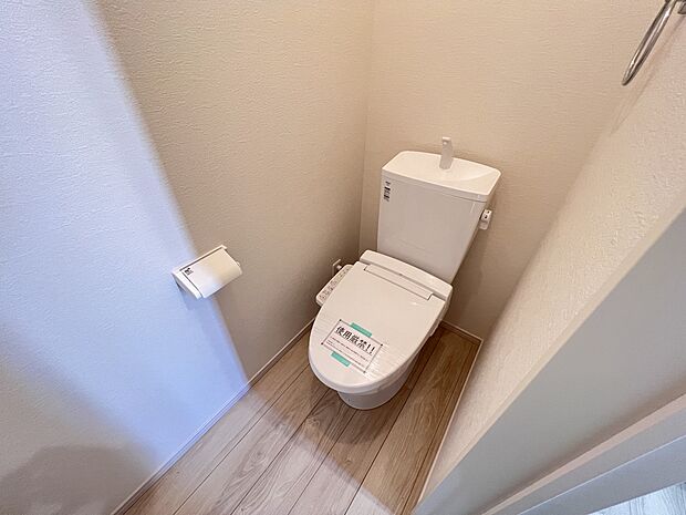 【同仕様写真(その他内観)】トイレは1、3階にご用意 ウォシュレット機能付き(1号棟同仕様)
