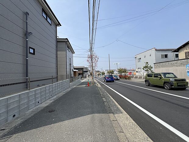 【前面道路含む現地写真】接道：北東側16ｍ公道