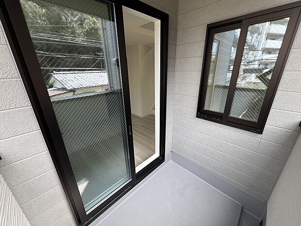 【同仕様写真(その他内観)】リビングから出入り可能なバルコニー(同仕様)