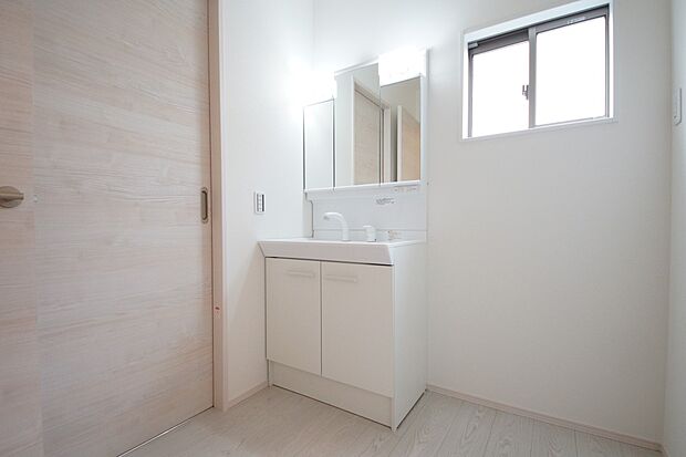 【同仕様写真(その他内観)】三面鏡仕様の洗面化粧台(1号棟同仕様)