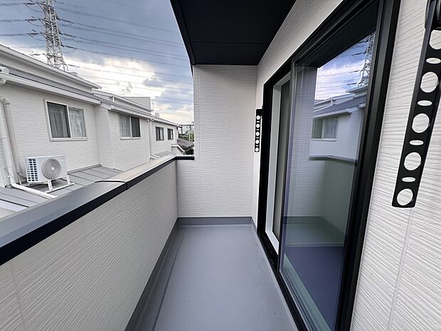 【同仕様写真(その他内観)】2階にはバルコニーを設置いたします(1号棟同仕様)