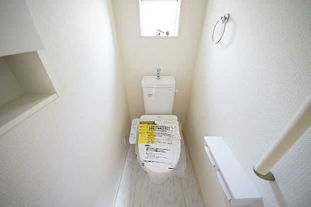 【同仕様写真(その他内観)】トイレは各階にご用意。ウォシュレット機能付き(1号棟同仕様)