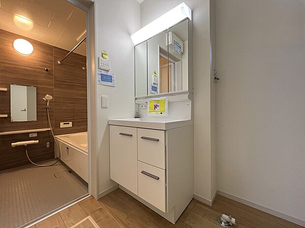 【同仕様写真(その他内観)】三面鏡仕様の洗面化粧台(同仕様)