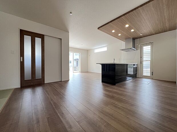 【リビング】広めのリビングルームはご家族の憩いの場として大活躍の空間（1号地）