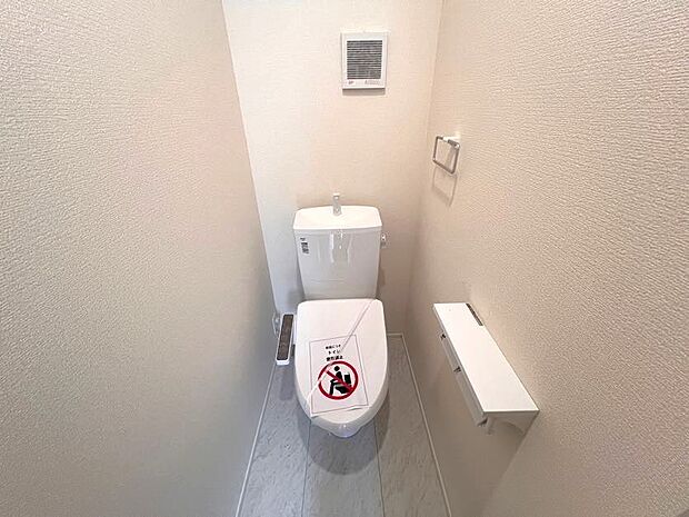 【同仕様写真(その他内観)】トイレは各階にご用意。ウォシュレット機能付き(1号棟同仕様)