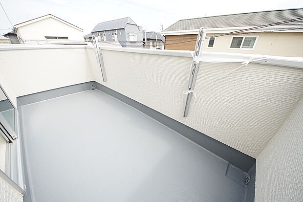 【同仕様写真(その他内観)】バルコニーは南向き！陽当たり良好です(1号棟同仕様)